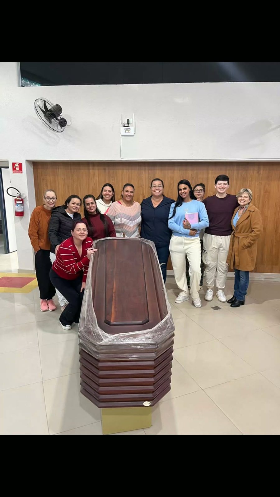 Turma do curso prático com urnas e caixões de treinamento